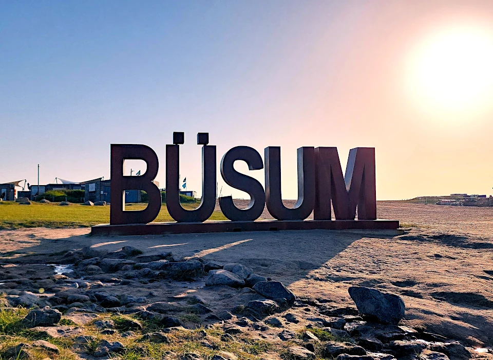 großer Schriftzug Büsum am Strand